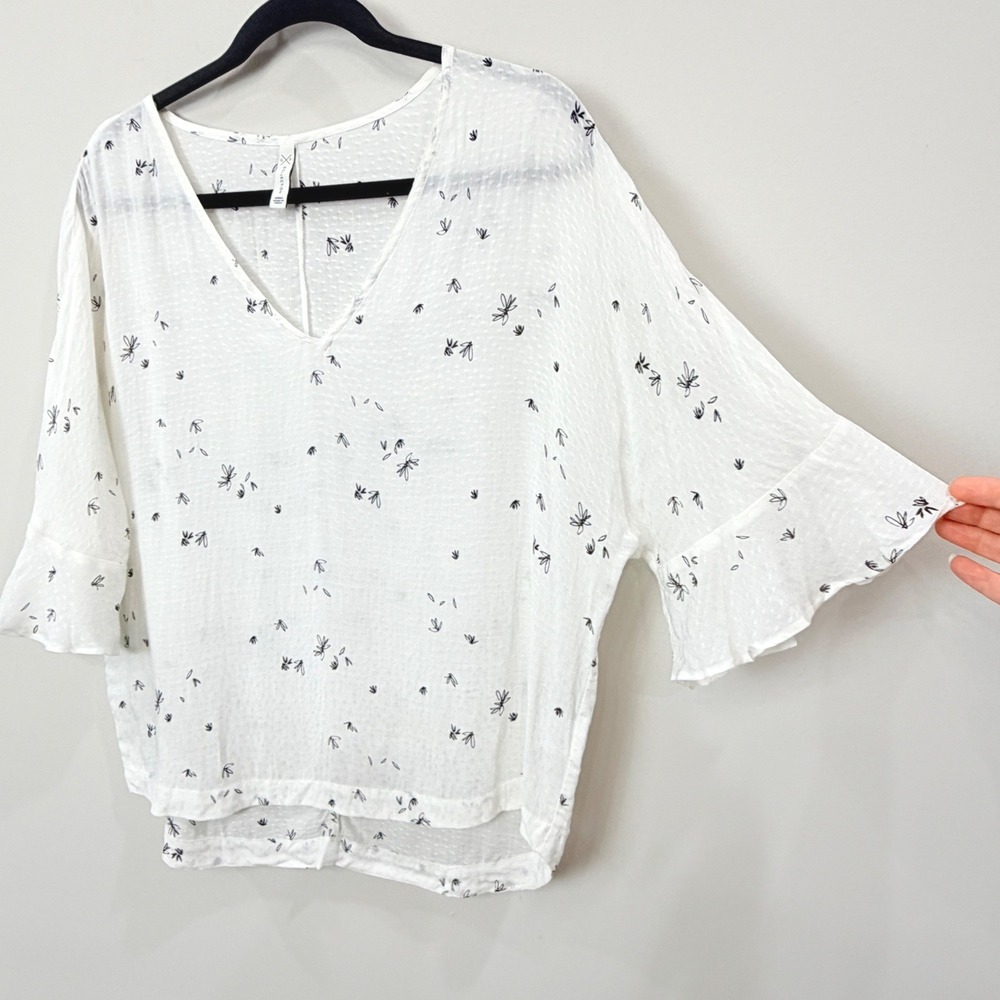 GXF Collection Women Small Blouse White Floral Dobby Dot Flutter Sleeve V-Neck